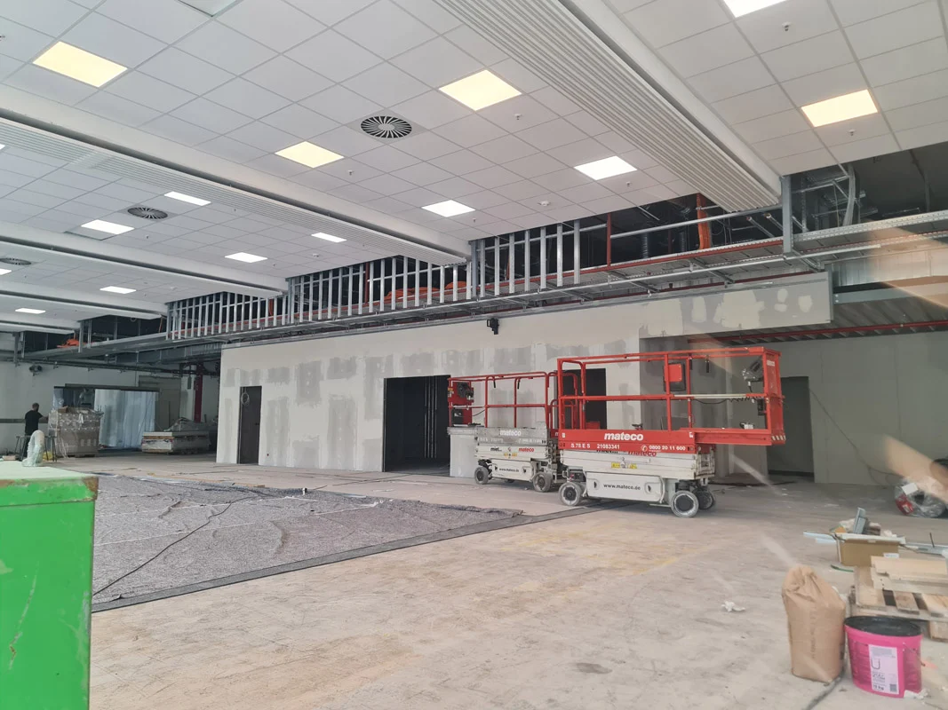 Bulkhead substructure with scissor lifts in the hall – Deizisau