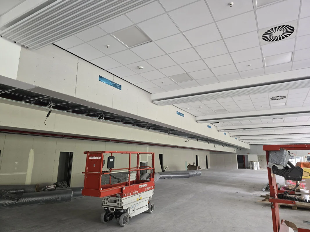 Bulkhead line below the grid ceiling – Deizisau