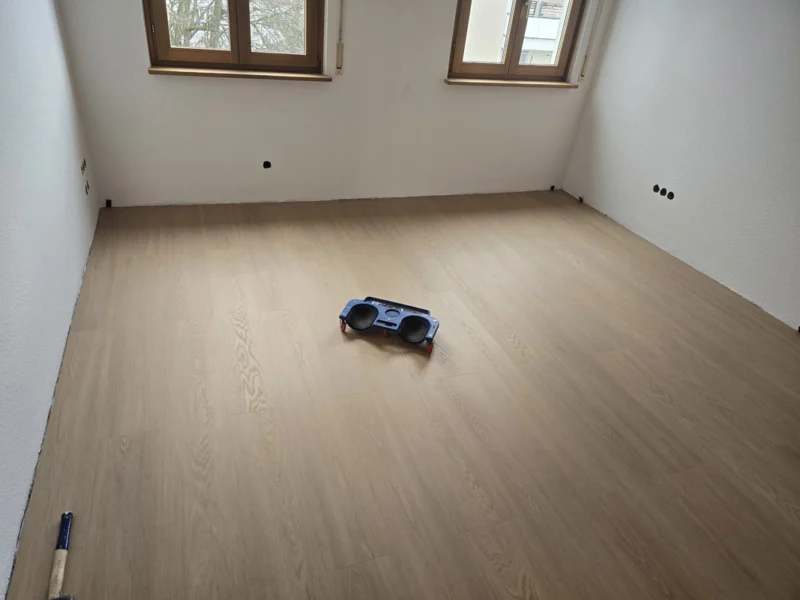 Light oak-look vinyl floor in a bright room – Pforzheim