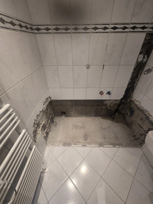 Shower area opened up after water damage – Sindelfingen