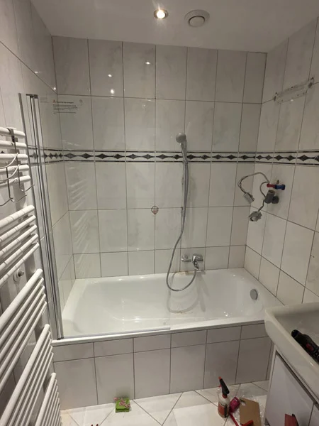 New bathtub with glass screen and matching tiles – Sindelfingen