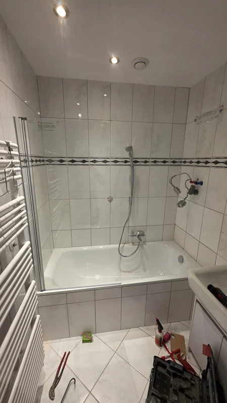 New bathtub with glass screen and matching tiles – Sindelfingen