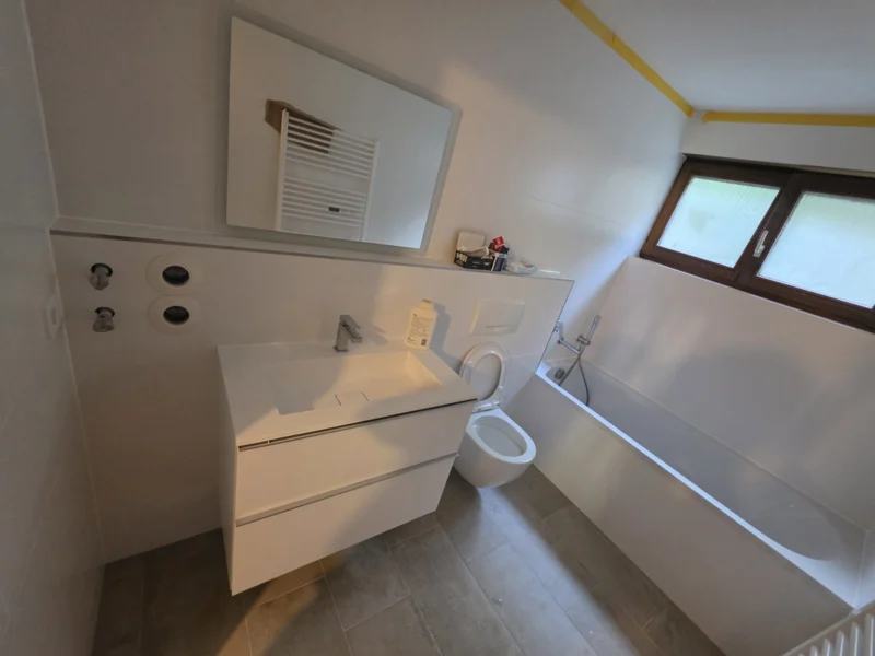 Finished bathroom with bathtub and vanity unit – Stuttgart