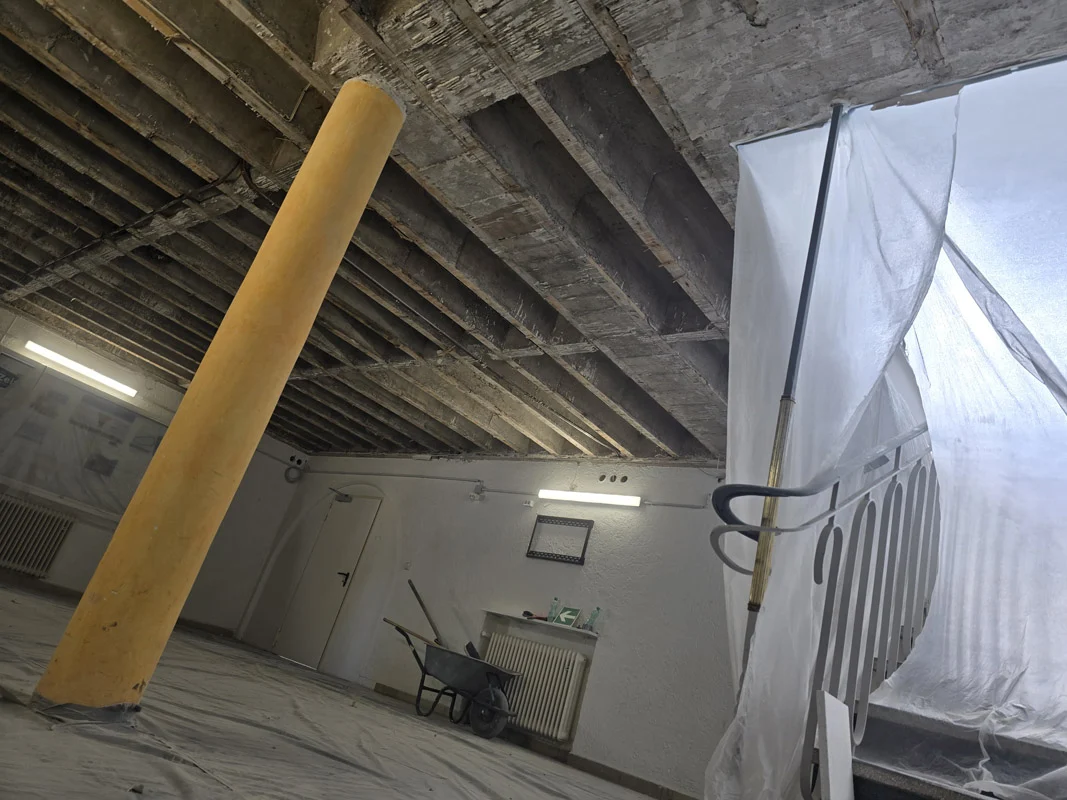 Alte Decke bis auf die Holzbalken zurückgebaut – Stuttgart