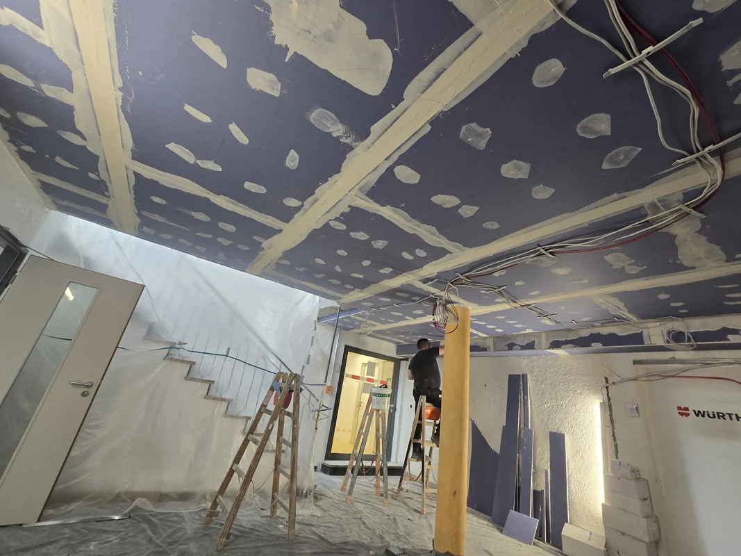 Beplankte Decke mit gespachtelten Fugen über der Treppe – Stuttgart