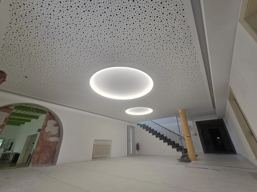 Acoustic ceiling and arched passage in the entrance hall – Stuttgart